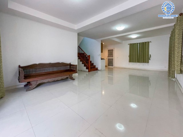 บ้านแฝดมือสองย่านนทบุรี ม.พฤกษาวิลเลจ22 บางกรวย-ไทรน้อย เนื้อที่ 39.1 ตร.ว. ฟังก์ชัน 3 ห้องนอน 2 ห้องน้ำ 2 ที่จอด บนทำเลที่ เดินทางสะดวก เชื่อมต่อถนน นครอินทร์ ,ถนนบางกรวย-ไทรน้อย ,ซอยวัดสังฆทาน เข้าเมืองสะดวก ใกล้รถไฟฟ้าสายสีม่วง "สถานีแยกติวานนท์" และ ใกล้จุดขึ้นทางด่วน "พระราม7"